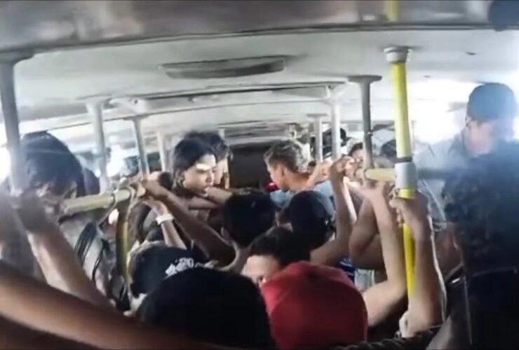 Vidros do coletivo foram quebrados durante ação na noite de domingo; moradores cobram reforço no policiamento da ilha.