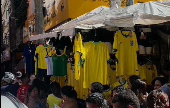 Lojistas apostam em artigos nas cores da Seleção e projetam aumento de até 25% nas vendas durante o Mundial.