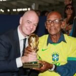 Brito e o presidente da Fifa, Gianni Infantino.