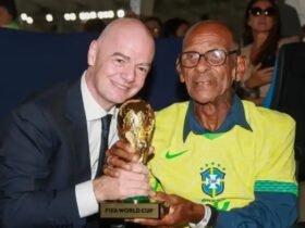 Brito e o presidente da Fifa, Gianni Infantino.