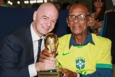 Brito e o presidente da Fifa, Gianni Infantino.