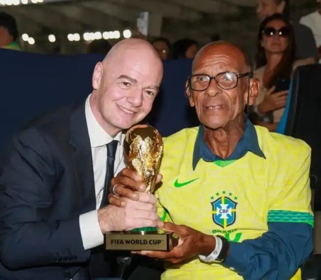 Brito e o presidente da Fifa, Gianni Infantino.