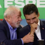 Lula cochicha no ouvido do Lula