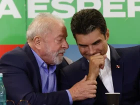 Lula cochicha no ouvido do Lula
