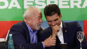 Lula cochicha no ouvido do Lula