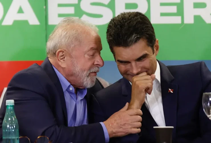 Lula cochicha no ouvido do Lula