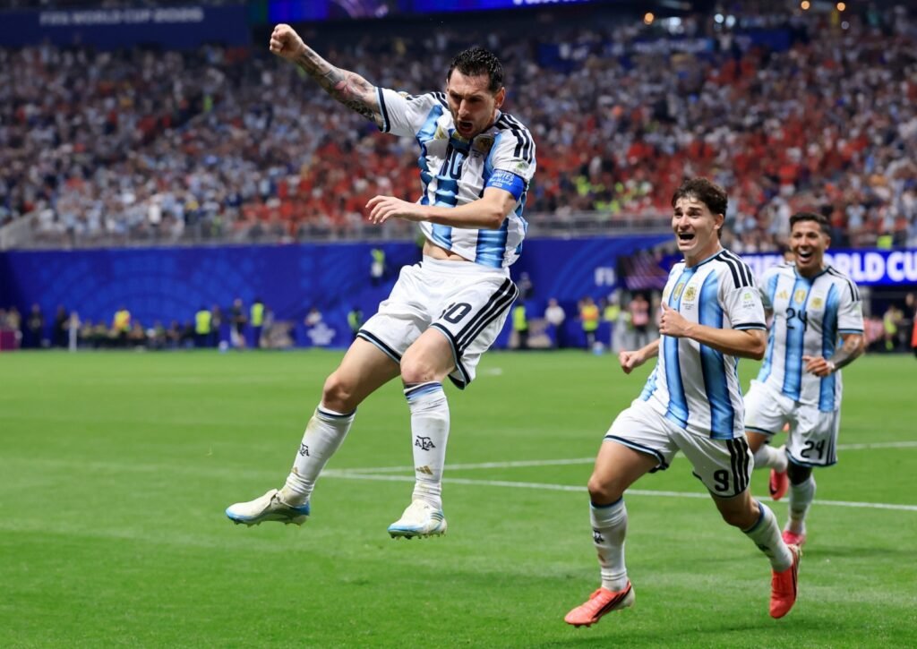 Egito tem gol anulado, Argentina vira no final e vai às quartas da Copa