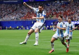 Egito tem gol anulado, Argentina vira no final e vai às quartas da Copa
