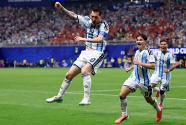 Egito tem gol anulado, Argentina vira no final e vai às quartas da Copa