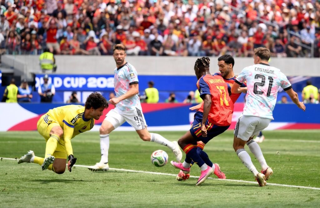 Espanha vence Bélgica no fim e avança à semifinal da Copa