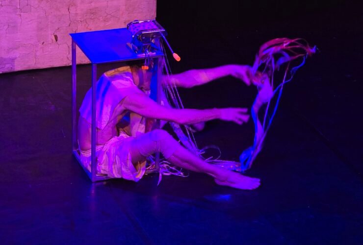 Bailarino Danilo Bracchi volta ao palco do Teatro Waldemar Henrique com montagem autobiográfica inspirada em áudios de WhatsApp, receitas de família e lembranças afetivas.