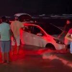 Vídeos mostram veículos presos na areia e atingidos pela maré em Salinópolis; cenas reacendem alerta sobre os riscos de trafegar em áreas inadequadas da praia.