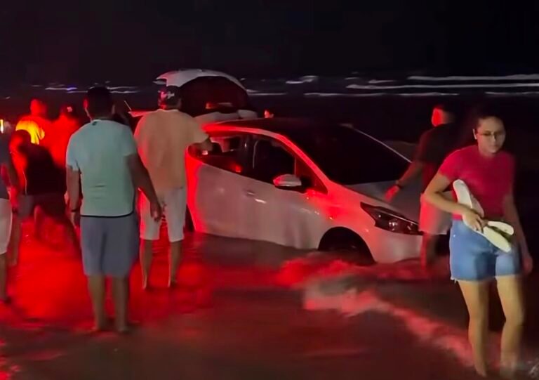 Vídeos mostram veículos presos na areia e atingidos pela maré em Salinópolis; cenas reacendem alerta sobre os riscos de trafegar em áreas inadequadas da praia.