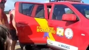 Guarda-vidas do Corpo de Bombeiros prestaram os primeiros socorros ainda na faixa de areia; vítima foi encaminhada para a UPA de Vila dos Cabanos.