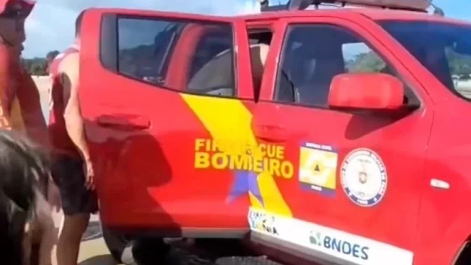 Guarda-vidas do Corpo de Bombeiros prestaram os primeiros socorros ainda na faixa de areia; vítima foi encaminhada para a UPA de Vila dos Cabanos.