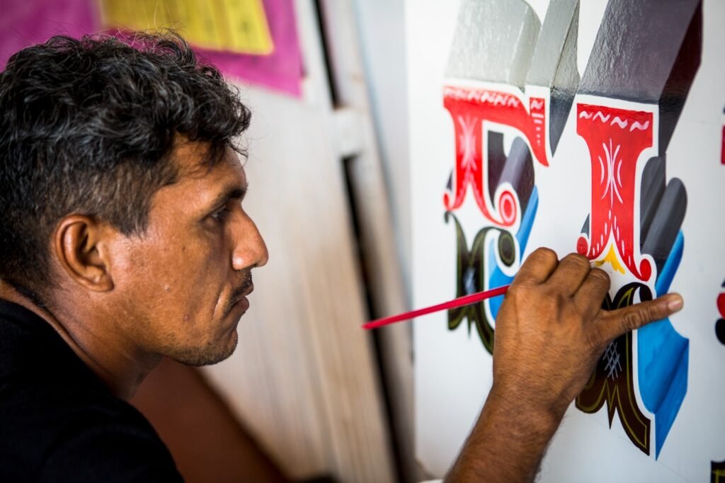 Lei publicada nesta quinta-feira (2) no Diário Oficial do Estado oficializa o reconhecimento do ofício dos abridores e das letras de barco da Amazônia para a cultura e identidade da região.
