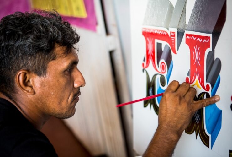 Lei publicada nesta quinta-feira (2) no Diário Oficial do Estado oficializa o reconhecimento do ofício dos abridores e das letras de barco da Amazônia para a cultura e identidade da região.