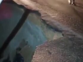 Erosão provocada pelas chuvas mobilizou o Corpo de Bombeiros, enquanto a Seinfra realiza serviços emergenciais para recuperar o trecho.
