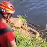 Vítima foi arrastada pela correnteza ao tentar atravessar o rio a pé; buscas ocorrem no mesmo local onde um ônibus caiu da ponte sobre a PA-370.