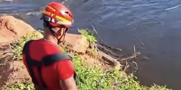 Vítima foi arrastada pela correnteza ao tentar atravessar o rio a pé; buscas ocorrem no mesmo local onde um ônibus caiu da ponte sobre a PA-370.