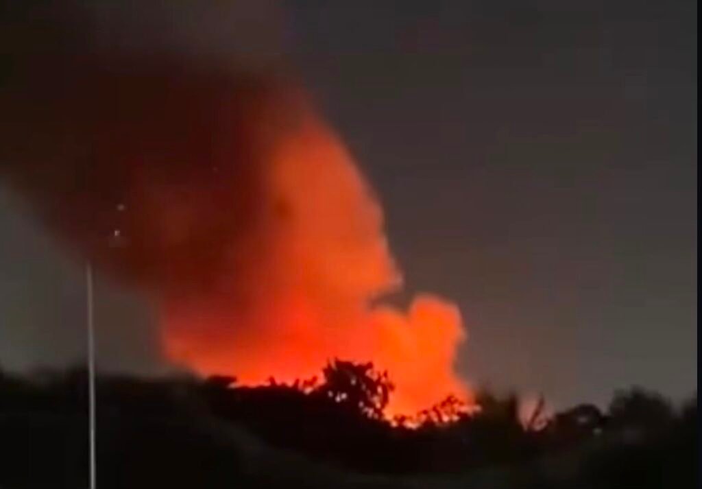 Chamas começaram nas primeiras horas deste sábado (25), próximo à BR-316, e mobilizam equipes de emergência; causas do incêndio ainda são desconhecidas.