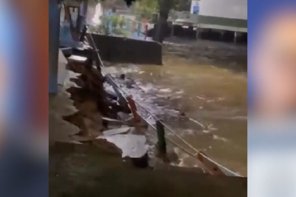 Estrutura em revitalização cedeu durante a forte chuva que atingiu o município; área foi isolada e prefeitura avalia os prejuízos.