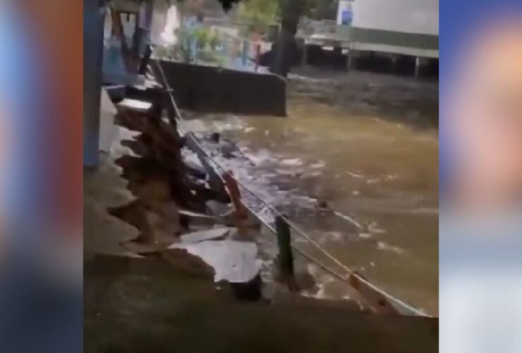 Estrutura em revitalização cedeu durante a forte chuva que atingiu o município; área foi isolada e prefeitura avalia os prejuízos.