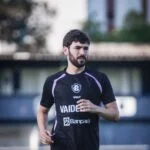 Leão Azul tenta se recuperar após derrota para o Corinthians e busca deixar a zona de rebaixamento diante de um Vitória que ainda não venceu fora de casa no Brasileirão.