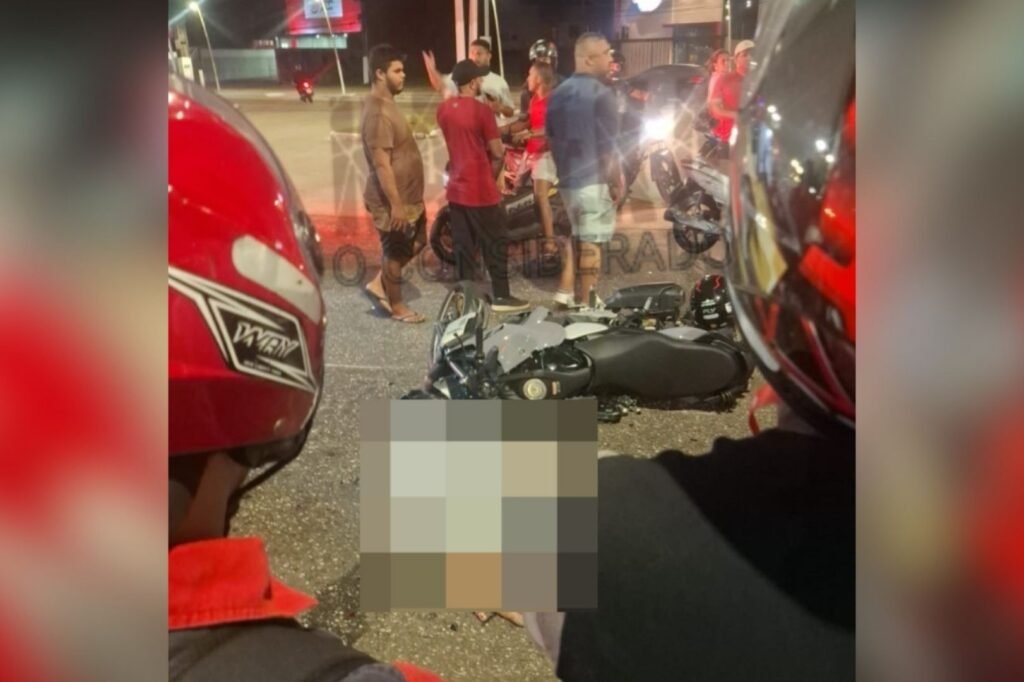 Acidente ocorreu na madrugada deste domingo (26); mototaxista ficou ferido e causas da batida ainda serão investigadas.