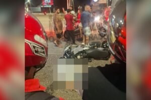 Acidente ocorreu na madrugada deste domingo (26); mototaxista ficou ferido e causas da batida ainda serão investigadas.