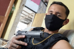 Na imagem em destaque, o suspeito morto em confronto