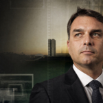 Flávio Bolsonaro em foto em primeiro plano, tendo o fundo imagens de Brasília.
