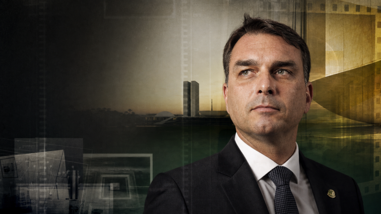 Flávio Bolsonaro em foto em primeiro plano, tendo o fundo imagens de Brasília.
