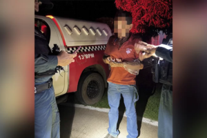 Na imagem em destaque, o homem preso durante operação da PM