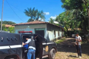Na imagem em destaque, o momento da prisão do suspeito