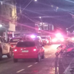 Na imagem em destaque, registros do momento em que criminosos são cercados pela polícia.