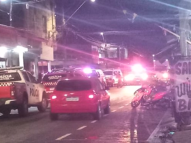 Na imagem em destaque, registros do momento em que criminosos são cercados pela polícia.