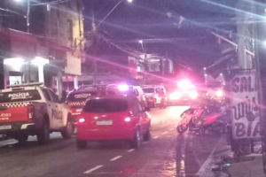 Na imagem em destaque, registros do momento em que criminosos são cercados pela polícia.