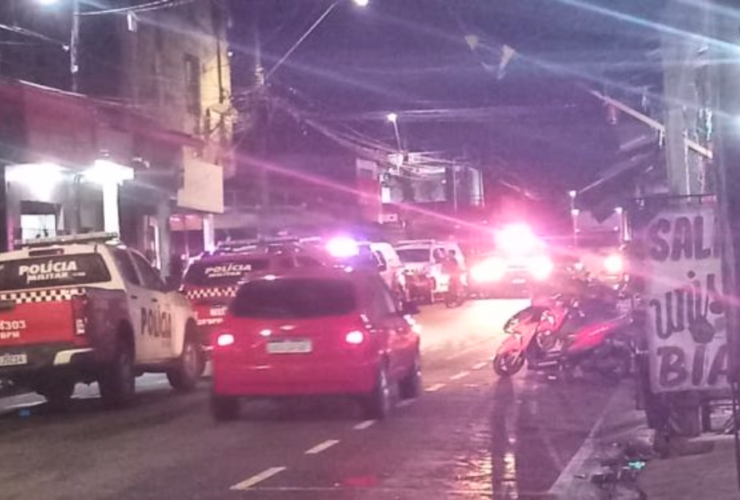 Na imagem em destaque, registros do momento em que criminosos são cercados pela polícia.