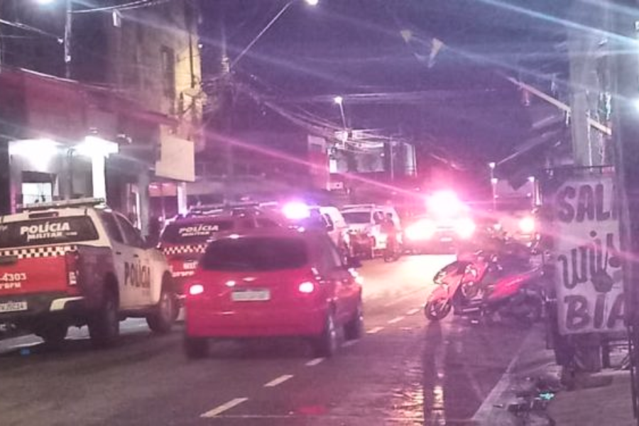 Na imagem em destaque, registros do momento em que criminosos são cercados pela polícia.