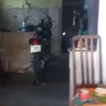 Na imagem em destaque, o veículo dentro da residência