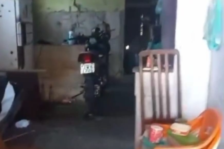 Na imagem em destaque, o veículo dentro da residência