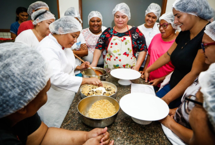 As capacitações possuem foco no público de jovens e adultos que desejam adquirir ou atualizar conhecimentos, e buscar alternativas de geração de renda.
