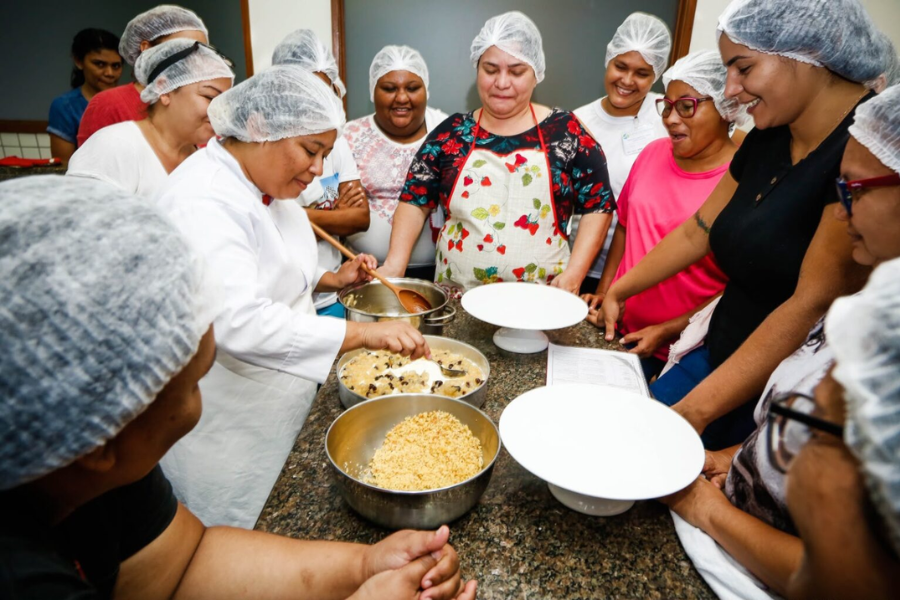 As capacitações possuem foco no público de jovens e adultos que desejam adquirir ou atualizar conhecimentos, e buscar alternativas de geração de renda.