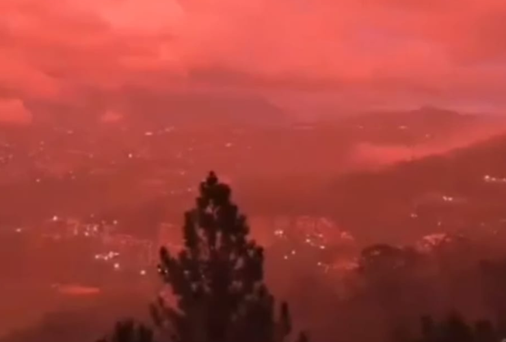 Na imagem em destaque, o céu de Caracas, capital da Venezuela aparece vermelho.