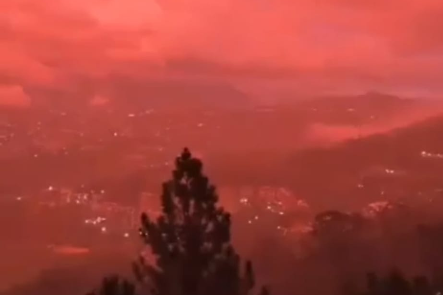 Na imagem em destaque, o céu de Caracas, capital da Venezuela aparece vermelho.