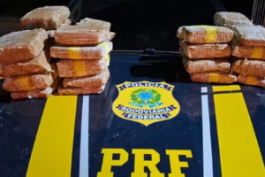 Na imagem em destaque, apreensão de drogas pela PRF