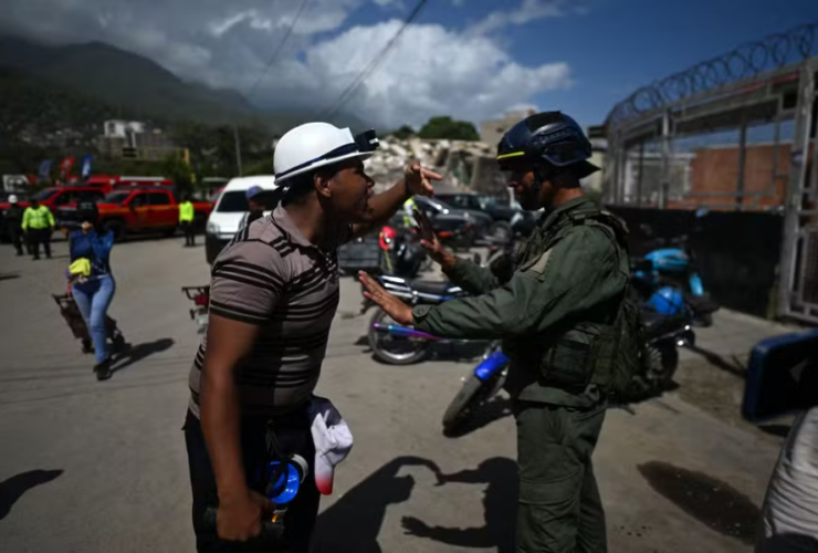 Na imagem em destaque, resgatista em confronto com um soldado venezuelano