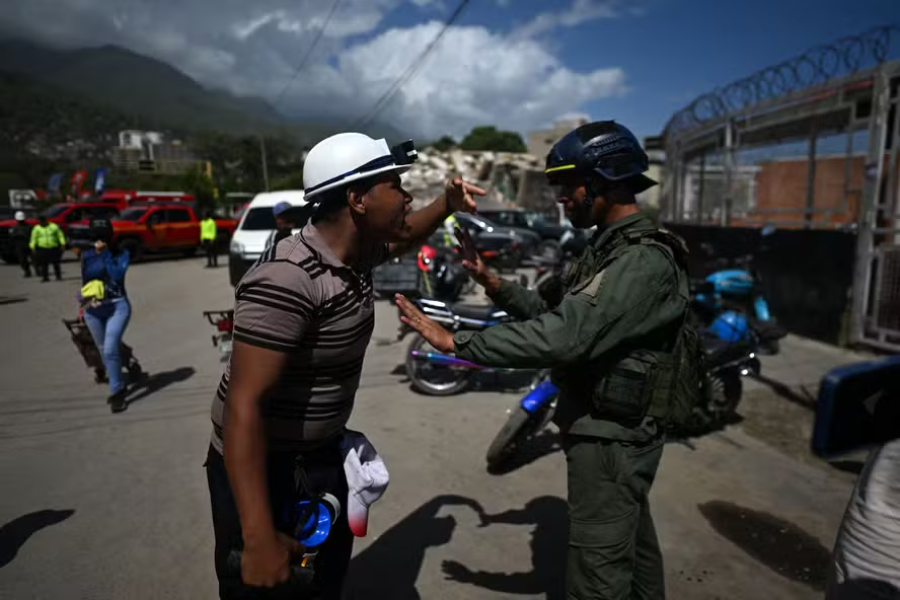 Na imagem em destaque, resgatista em confronto com um soldado venezuelano
