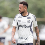 Na imagem em destaque, Neymar Jr. com a camisa do Santos